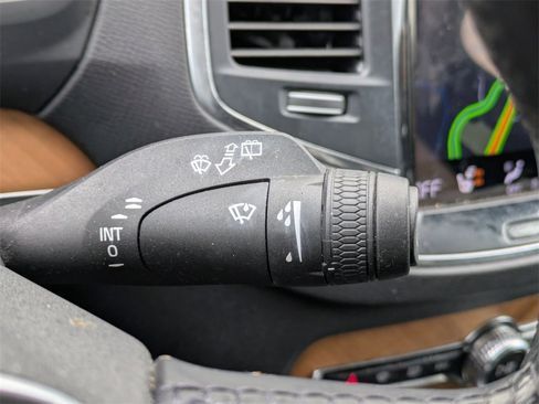 Certified 2022 Volvo XC90 T6 Momentum image 36