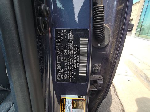 Used 2025 Hyundai Venue Limited FWD image 12