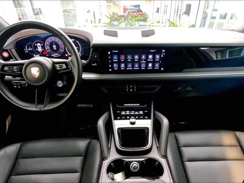 Used 2024 Porsche Cayenne image 21