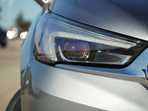 Used 2020 Buick Enclave Essence image 2