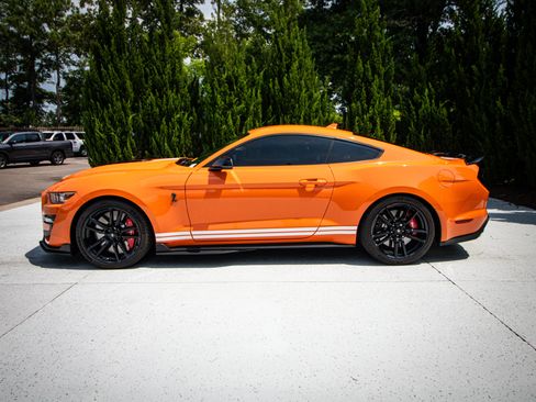 Used 2021 Ford Mustang Shelby GT500 w/ Technology Package RWD image 7