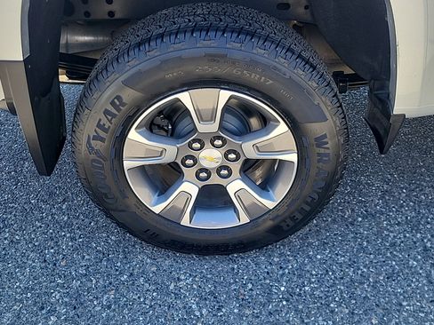 Used 2017 Chevrolet Colorado Z71 AWD/4WD image 9