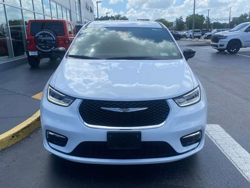 Used 2025 Chrysler Pacifica Select FWD image 3