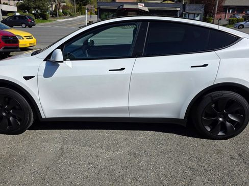 Used 2022 Tesla Model Y Long Range image 8