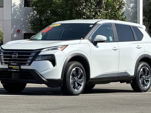 Used 2024 Nissan Rogue SV image 8