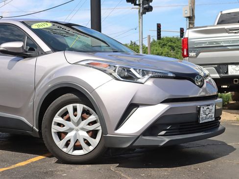 Used 2019 Toyota C-HR LE image 3