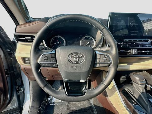 Used 2020 Toyota Highlander Limited FWD image 11