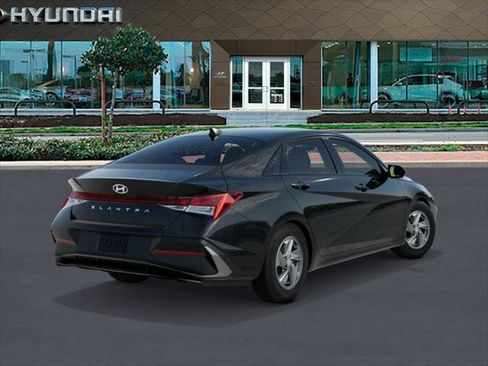 New 2026 Hyundai Elantra SE image 4