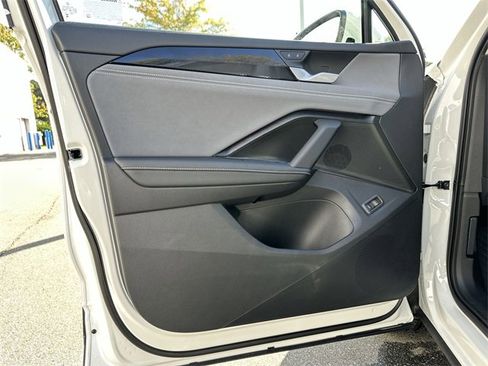New 2025 Volkswagen Tiguan SE image 13