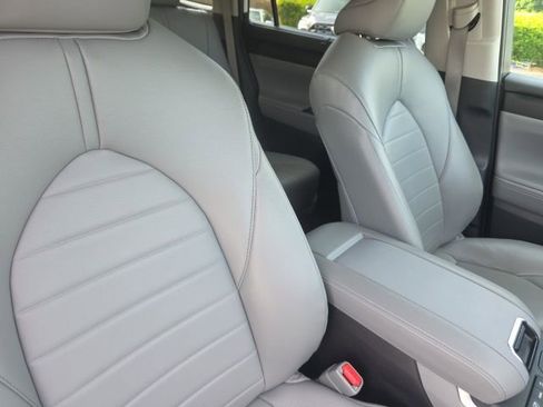 Used 2022 Toyota Highlander XLE AWD/4WD image 15