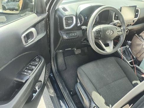 Used 2020 Hyundai Venue SE FWD image 3