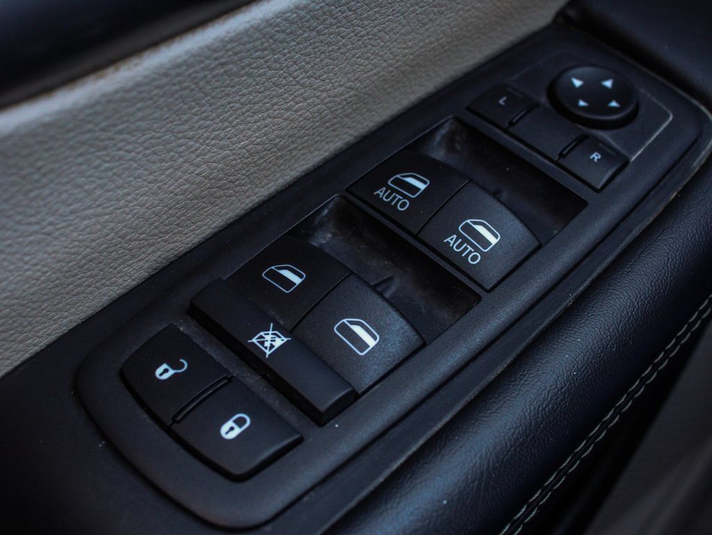 Used 2024 Chrysler Pacifica Touring-L FWD image 9
