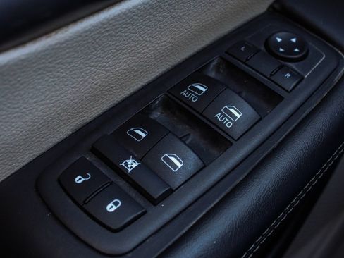 Used 2024 Chrysler Pacifica Touring-L FWD image 9
