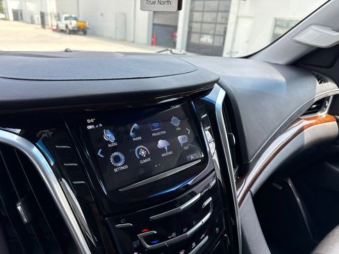 Used 2019 Cadillac Escalade Luxury AWD/4WD image 17
