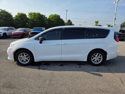 Used 2024 Chrysler Pacifica Touring-L FWD image 13