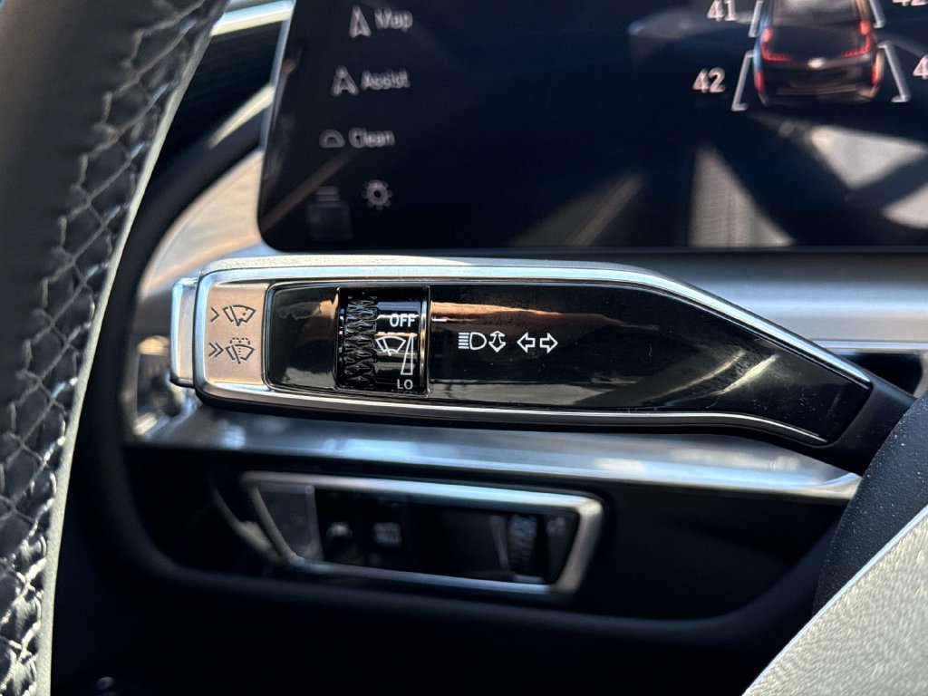 Used 2024 Cadillac Lyriq Luxury AWD/4WD image 38