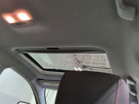 Used 2017 Chevrolet Equinox LT image 23