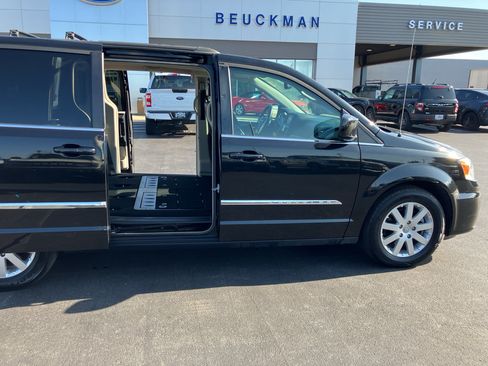 Used 2016 Chrysler Town & Country Touring FWD image 38