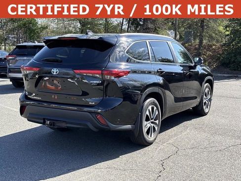 Used 2023 Toyota Highlander XLE image 2