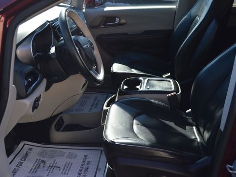 Used 2019 Chrysler Pacifica Limited image 8