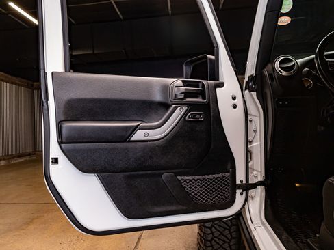 Used 2018 Jeep Wrangler Rubicon w/ Power Convenience Group image 23