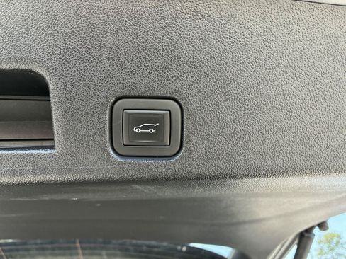 Used 2025 GMC Acadia Elevation w/ Elevation Premium Package AWD/4WD image 11