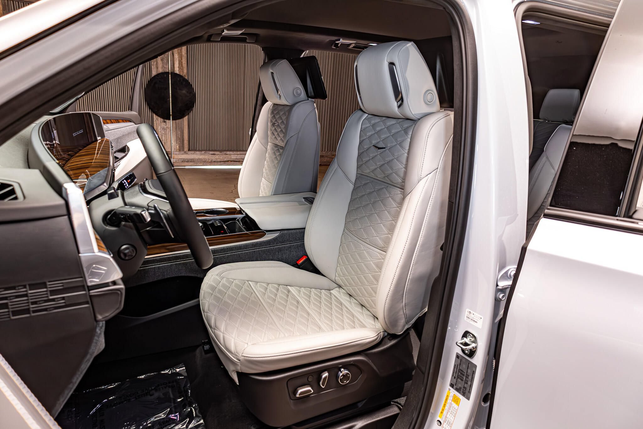 Used 2026 Cadillac Escalade ESV Platinum Sport w/ LPO, ONYX Package AWD/4WD image 21