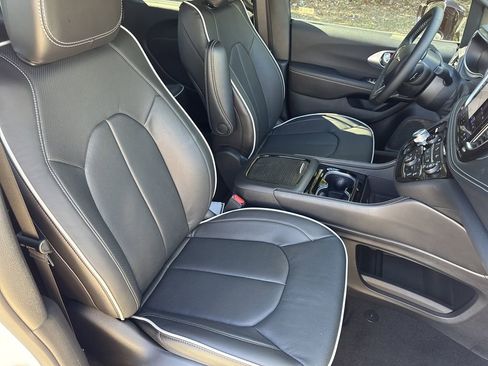 New 2026 Chrysler Pacifica Limited image 42