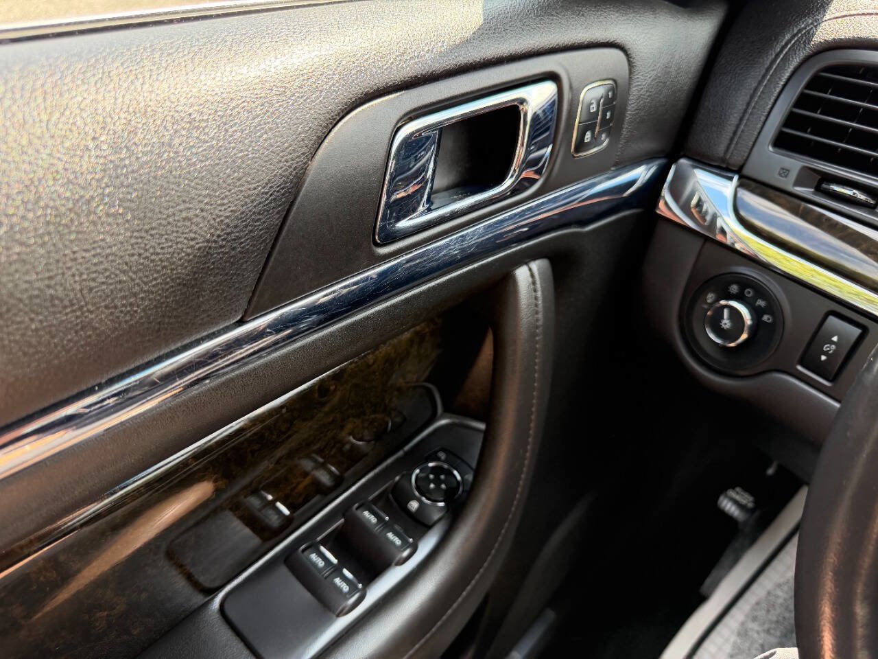 Used 2013 Lincoln MKS AWD image 26