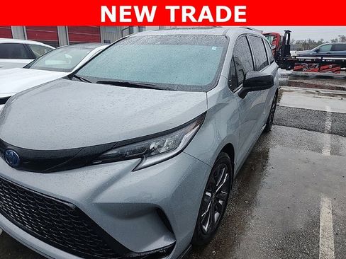 Used 2025 Toyota Sienna XSE w/ XSE Plus Package image 9