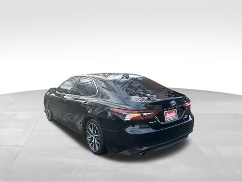 Used 2021 Toyota Camry XLE image 3