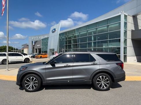 Used 2025 Ford Explorer ST-Line w/ Premium Package RWD image 2