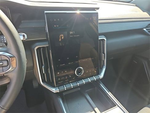 Used 2025 GMC Acadia Elevation image 11