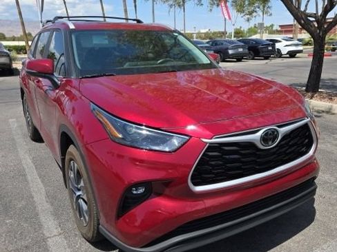Used 2024 Toyota Highlander XLE FWD image 3