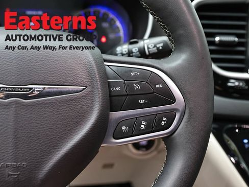 Used 2024 Chrysler Pacifica Touring-L FWD image 16
