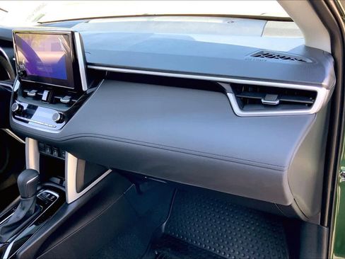 Used 2025 Toyota Corolla Cross XLE w/ Convenience Package image 16