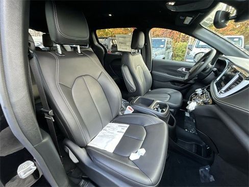 New 2026 Chrysler Pacifica Select image 15
