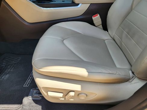 Used 2021 Toyota Highlander XLE FWD image 23