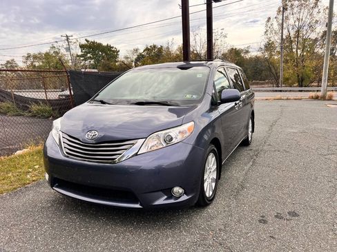 Used 2015 Toyota Sienna XLE w/ Outdoor Package image 4