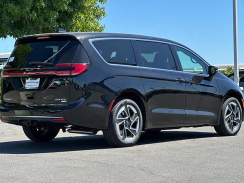 New 2027 Chrysler Pacifica Limited w/ Family Tech Group AWD/4WD image 4