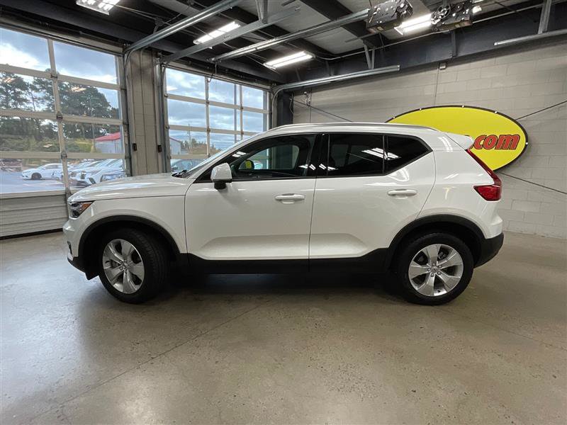 Used 2022 Volvo XC40 T4 Momentum FWD image 2