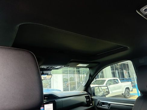 Used 2024 GMC Sierra 1500 AT4 w/ Technology Package image 11