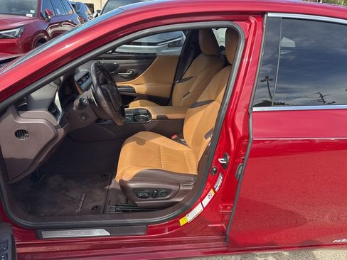 Used 2019 Lexus ES 300h Ultra Luxury w/ Accessory Package 2 image 13