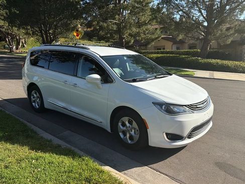 Used 2018 Chrysler Pacifica Touring-L FWD image 8