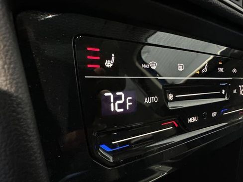 Certified 2025 Volkswagen Taos SE image 30