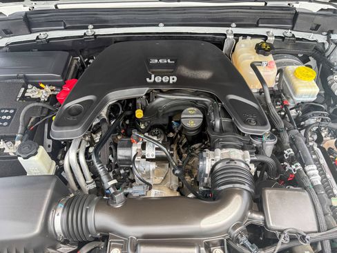 Used 2020 Jeep Wrangler Unlimited Sahara AWD/4WD image 36