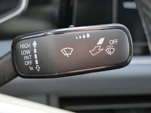 Certified 2025 Volkswagen Jetta SEL image 33