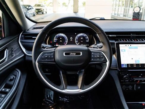 Used 2023 Jeep Grand Cherokee Limited image 24