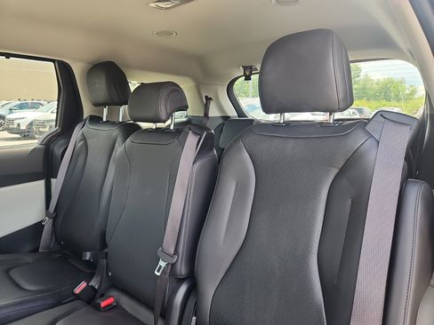 Used 2024 Kia Carnival EX FWD image 25
