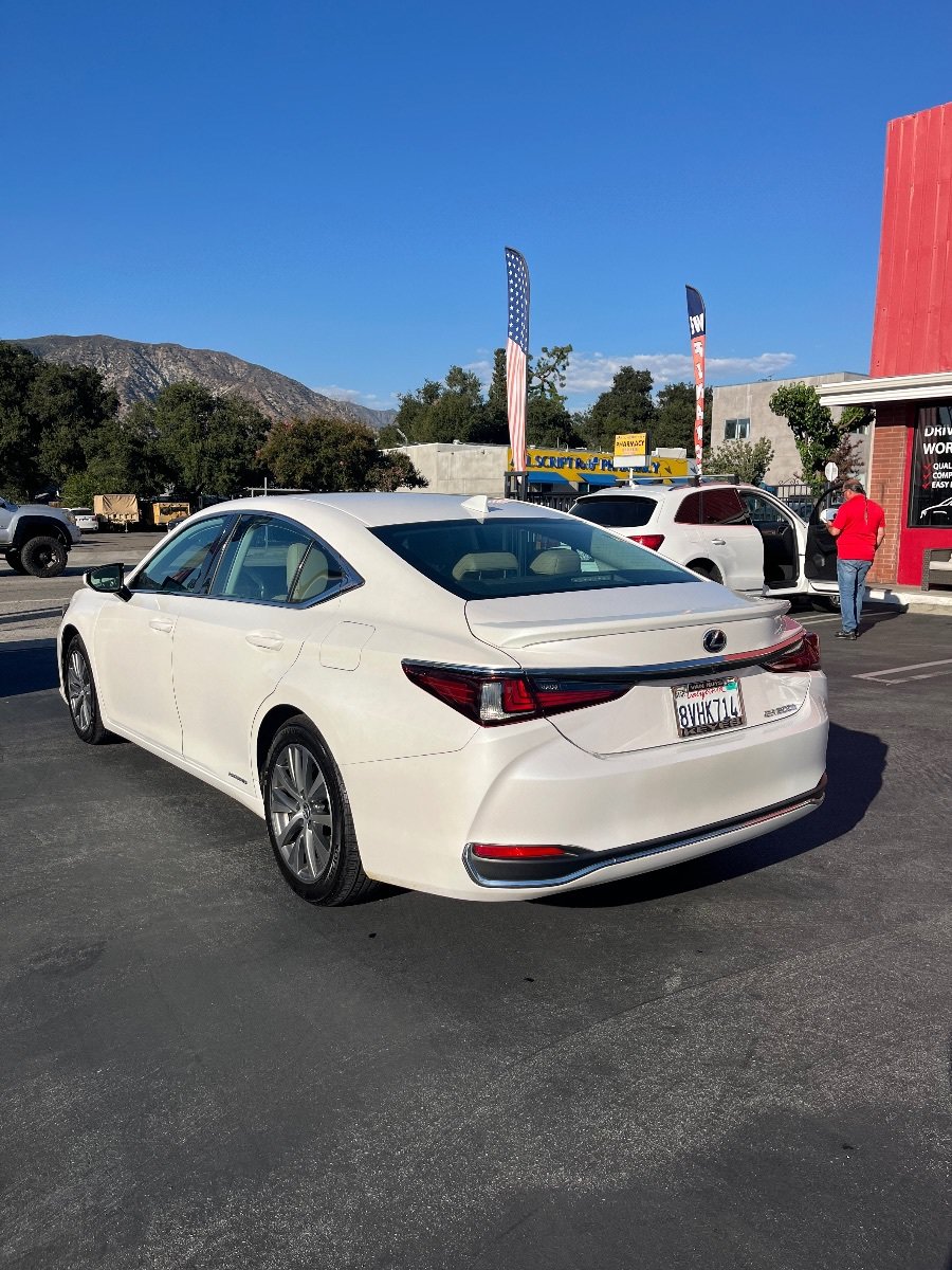Used 2021 Lexus ES 300h w/ Accessory Package FWD image 4